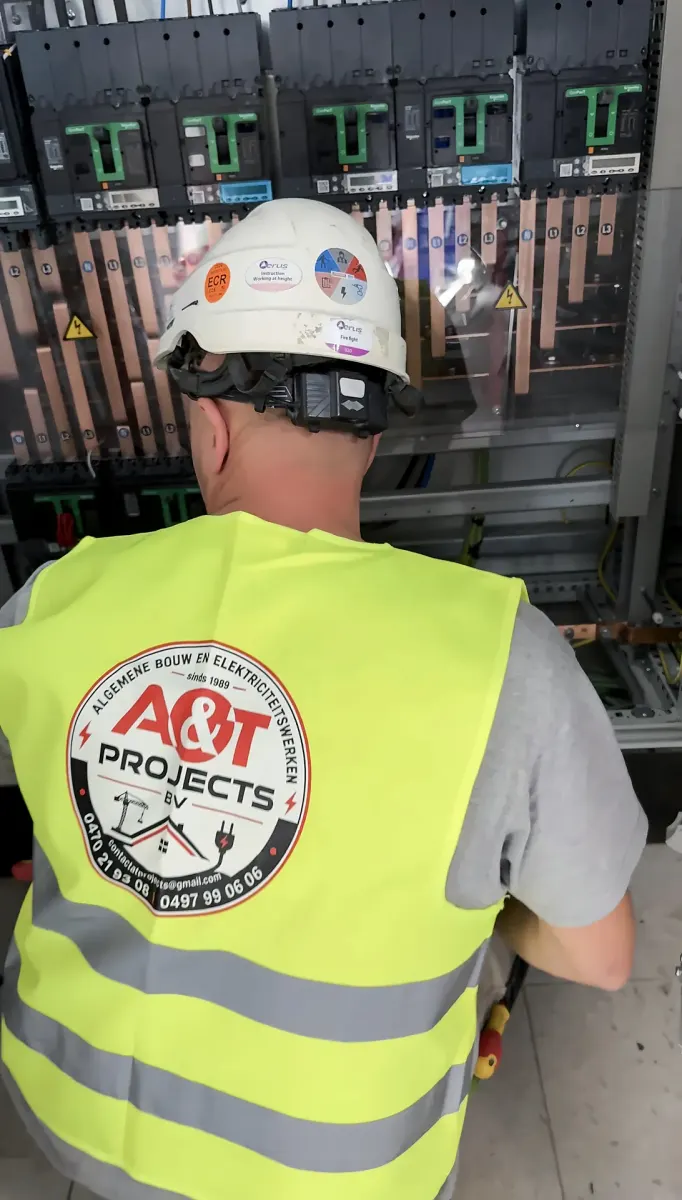 Elektricien van A&T Projects aan een verdeelbord